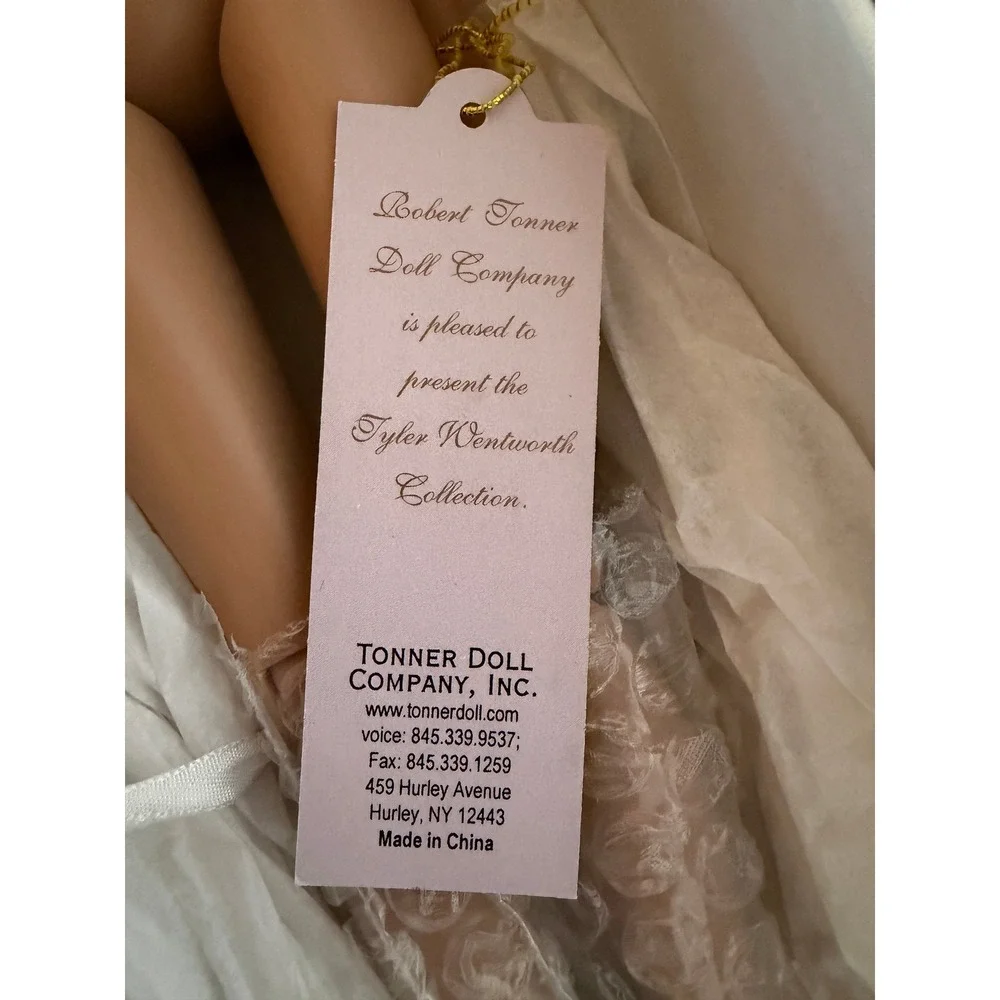 Robert Tonner Tyler Wentworth Signature Style BW Blonde Fashion Doll TW0405